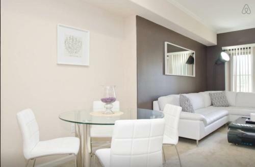 Luxury Apartment Near The Grove