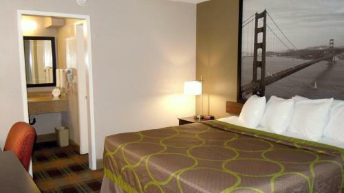 Motel Super 8 By Wyndham Salinas