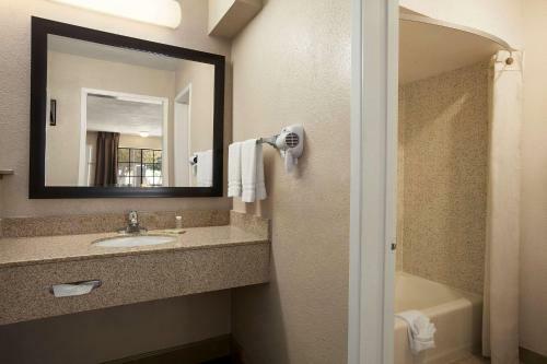 Motel Super 8 By Wyndham Salinas