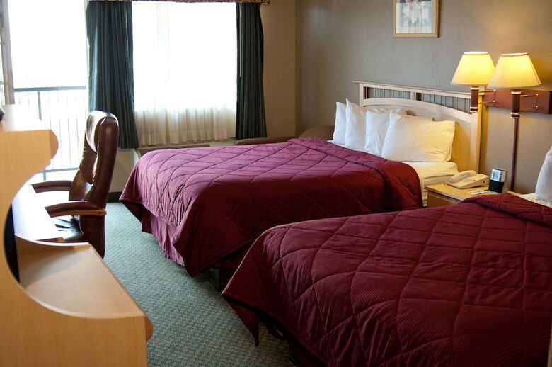 Hotel Lamplighter Inn & Suites