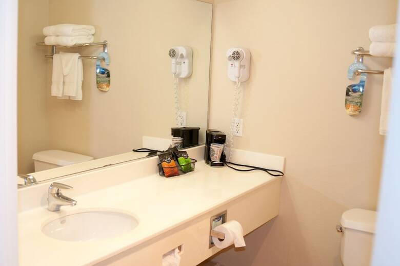 Hotel Lamplighter Inn & Suites
