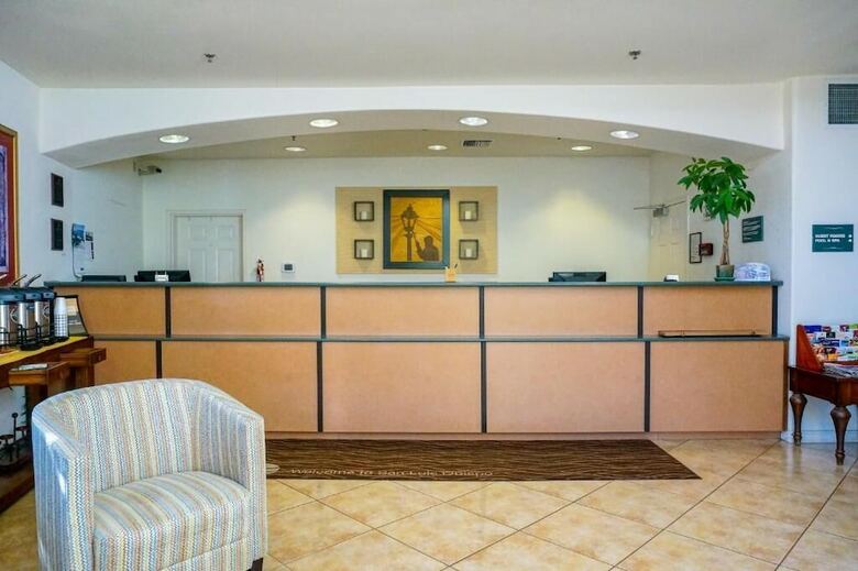 Hotel Lamplighter Inn & Suites
