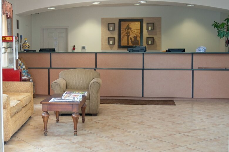 Hotel Lamplighter Inn & Suites