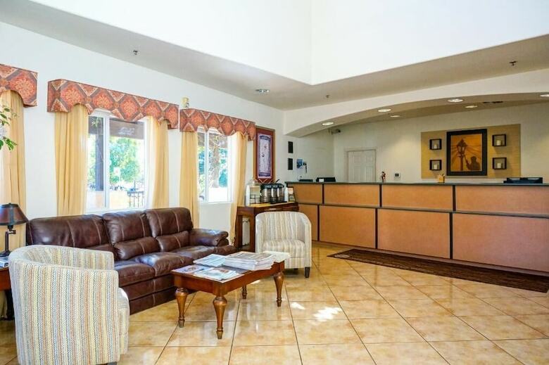 Hotel Lamplighter Inn & Suites