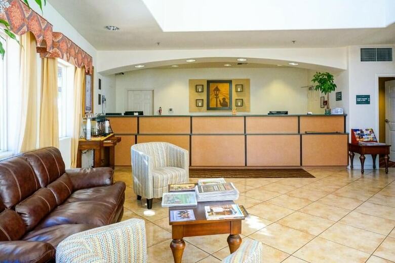 Hotel Lamplighter Inn & Suites
