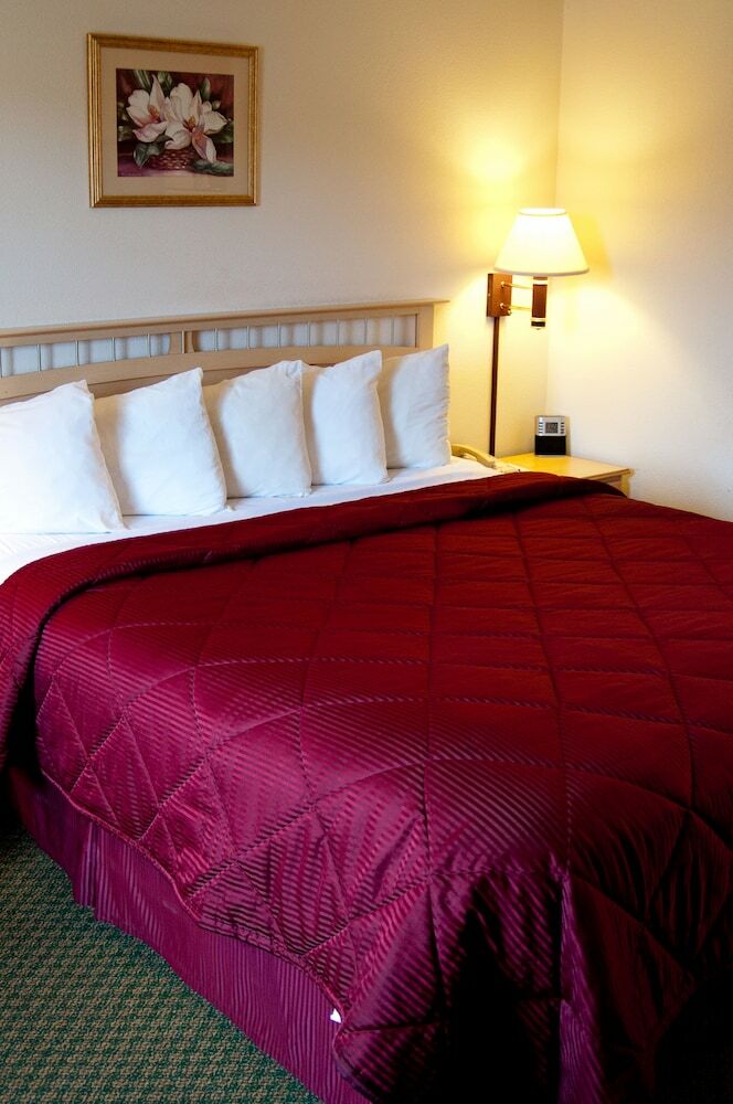 Hotel Lamplighter Inn & Suites