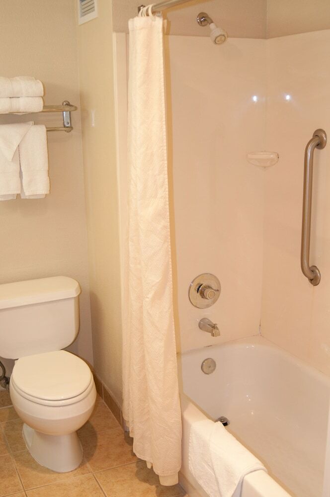 Hotel Lamplighter Inn & Suites