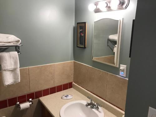 Anchor Motel And Suites