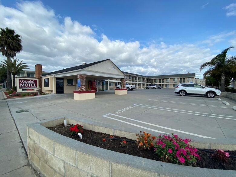 Colonial Motel