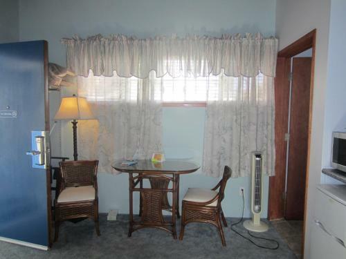 Posada Edgewater Beach Inn & Suites