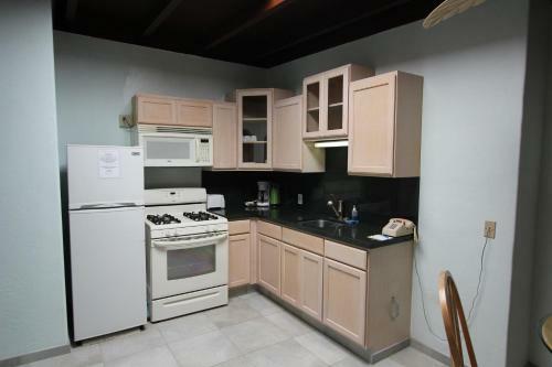 Posada Edgewater Beach Inn & Suites