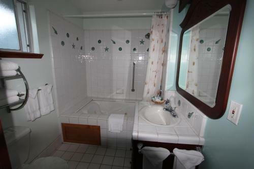 Posada Edgewater Beach Inn & Suites