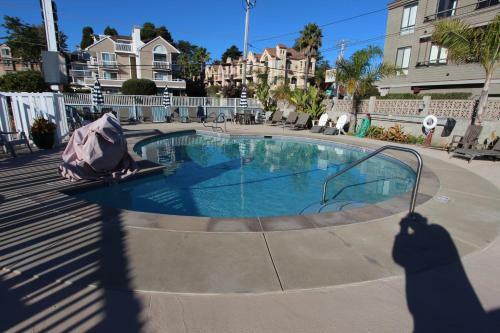 Posada Edgewater Beach Inn & Suites