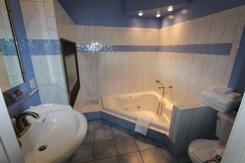 Posada Edgewater Beach Inn & Suites