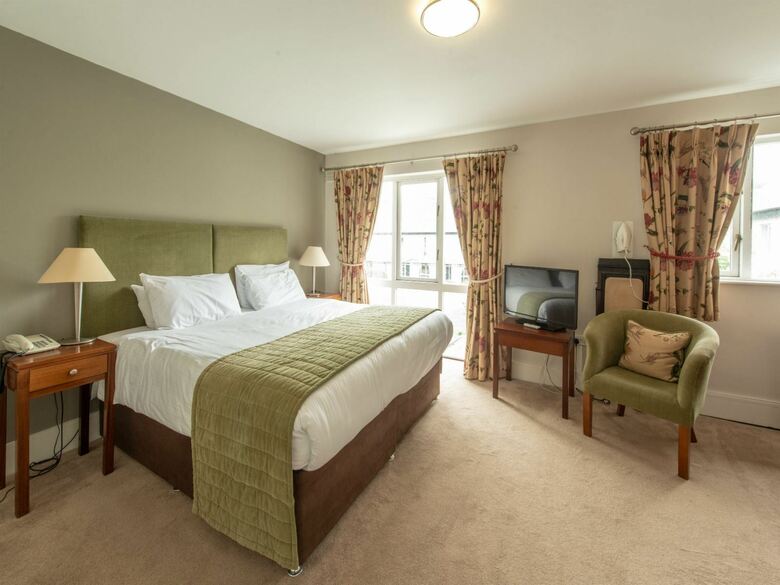 Castle Oaks House Hotel