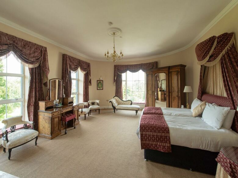 Castle Oaks House Hotel