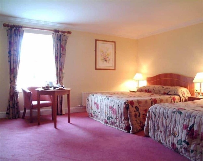 Castle Oaks House Hotel