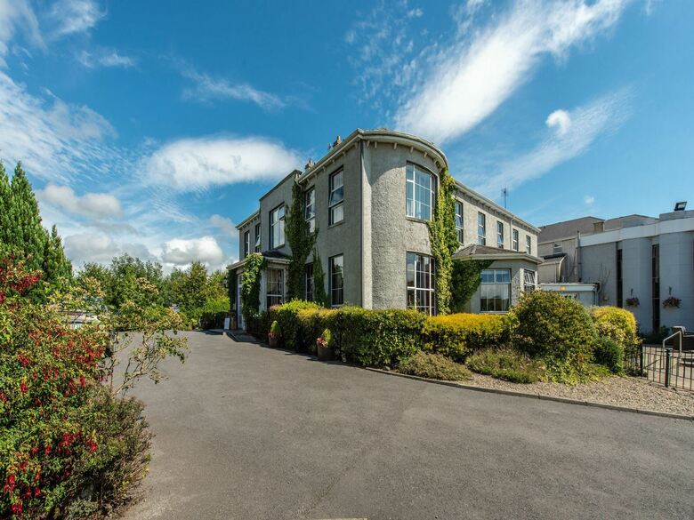 Castle Oaks House Hotel