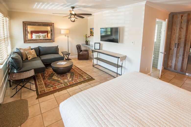 Posada Harbor House Inn