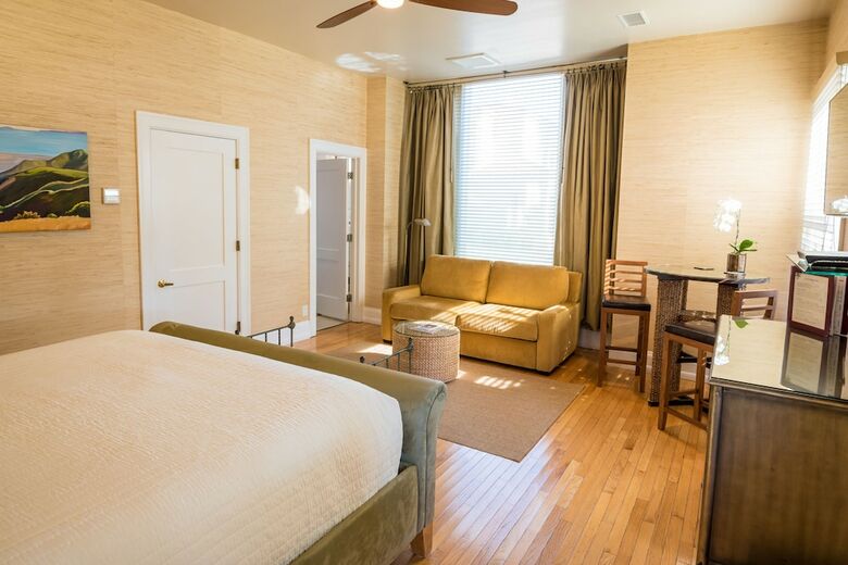 Posada Harbor House Inn