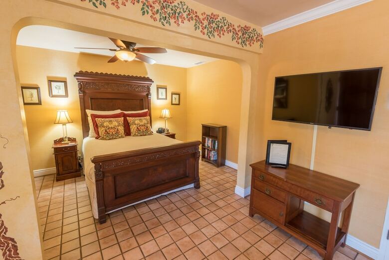 Posada Harbor House Inn