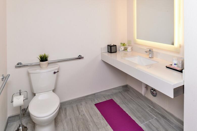 Holiday Inn Express & Suites San Diego - Hotel Circle