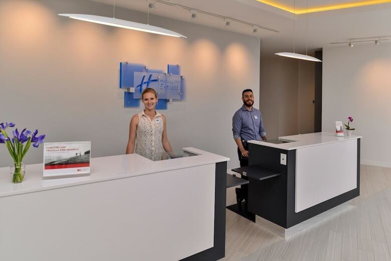 Holiday Inn Express & Suites San Diego - Hotel Circle