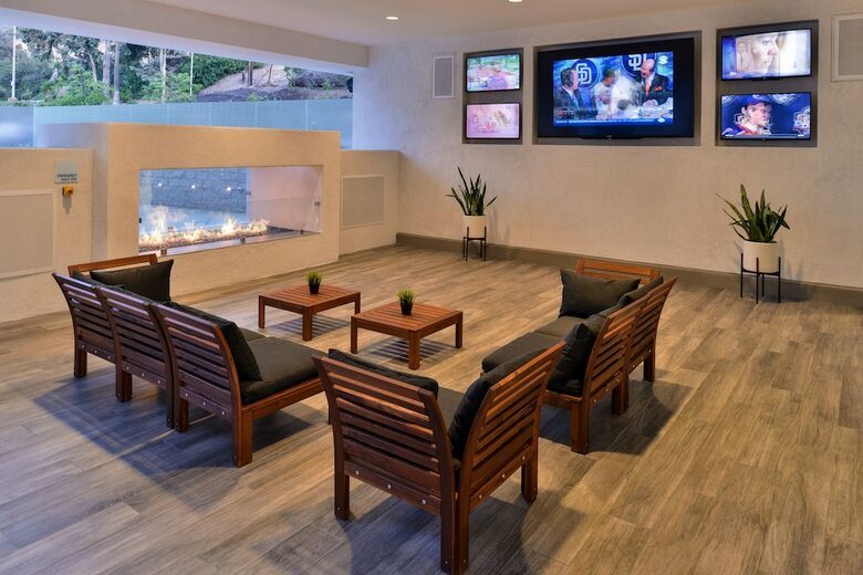 Holiday Inn Express & Suites San Diego - Hotel Circle