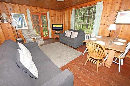 Azure Avenue Holiday Home 1