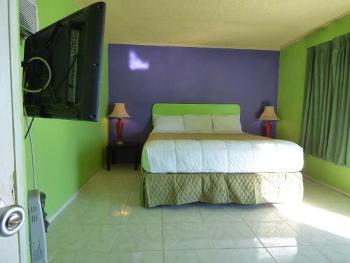 Motel 9 Palms Inn