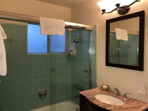 Motel Cedar Inn & Suites