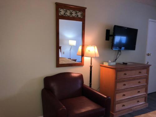 Motel Cedar Inn & Suites