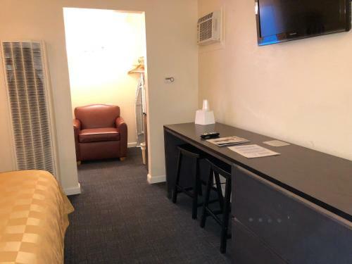 Motel Cedar Inn & Suites