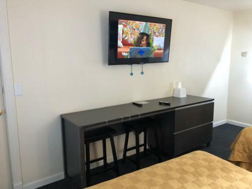 Motel Cedar Inn & Suites