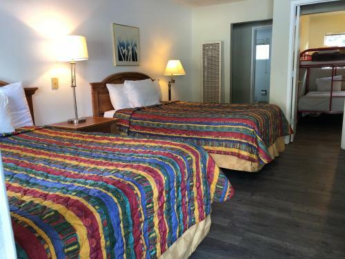 Motel Cedar Inn & Suites