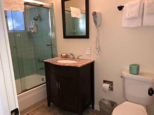 Motel Cedar Inn & Suites