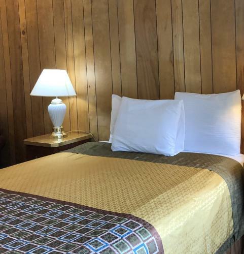Motel Cedar Inn & Suites