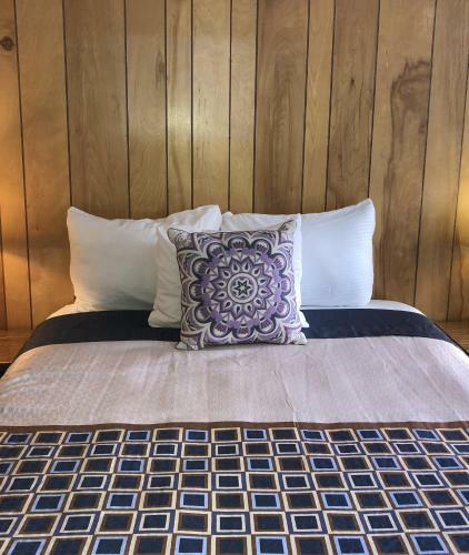 Motel Cedar Inn & Suites