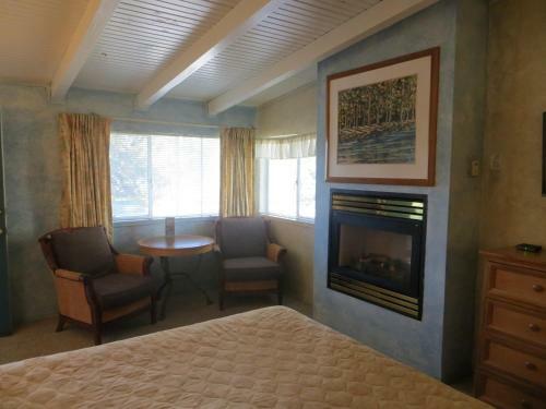 Motel Cedar Inn & Suites