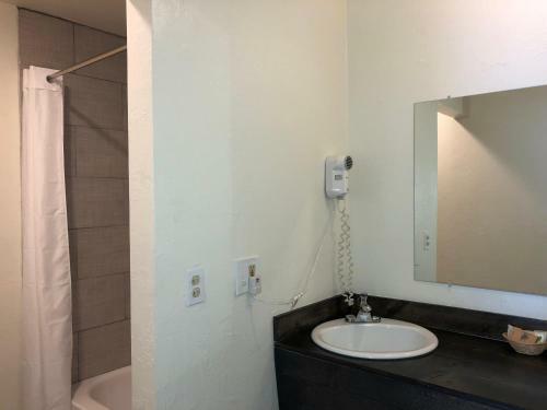 Motel Cedar Inn & Suites