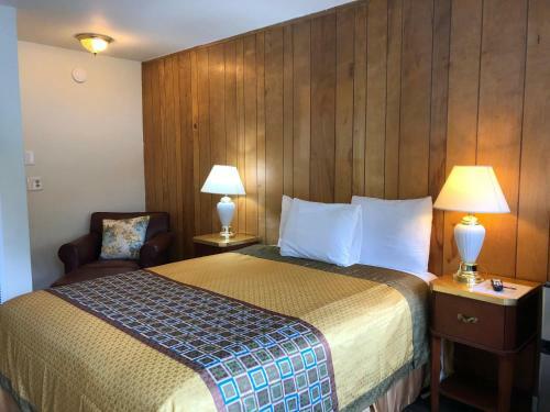 Motel Cedar Inn & Suites