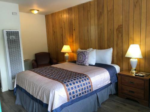 Motel Cedar Inn & Suites