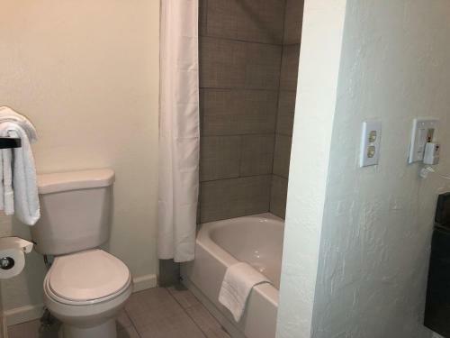 Motel Cedar Inn & Suites