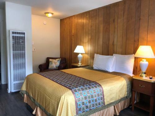 Motel Cedar Inn & Suites
