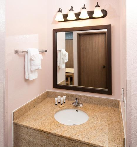 Hotel Lexington Inn & Suites