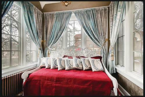 The Holiday Chalet Victorian Bed & Breakfast