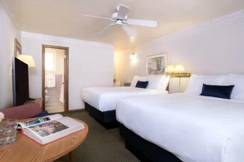 Twin Owls Motor Lodge