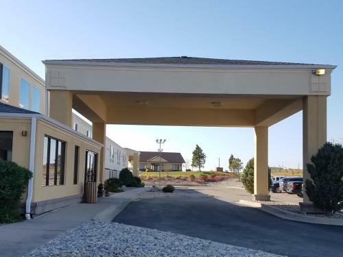 Hotel Tyme Square Inn & Suites