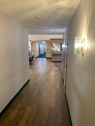 Hotel Tyme Square Inn & Suites