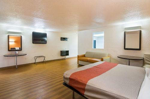 Motel 6 - Tampa Fairgrounds